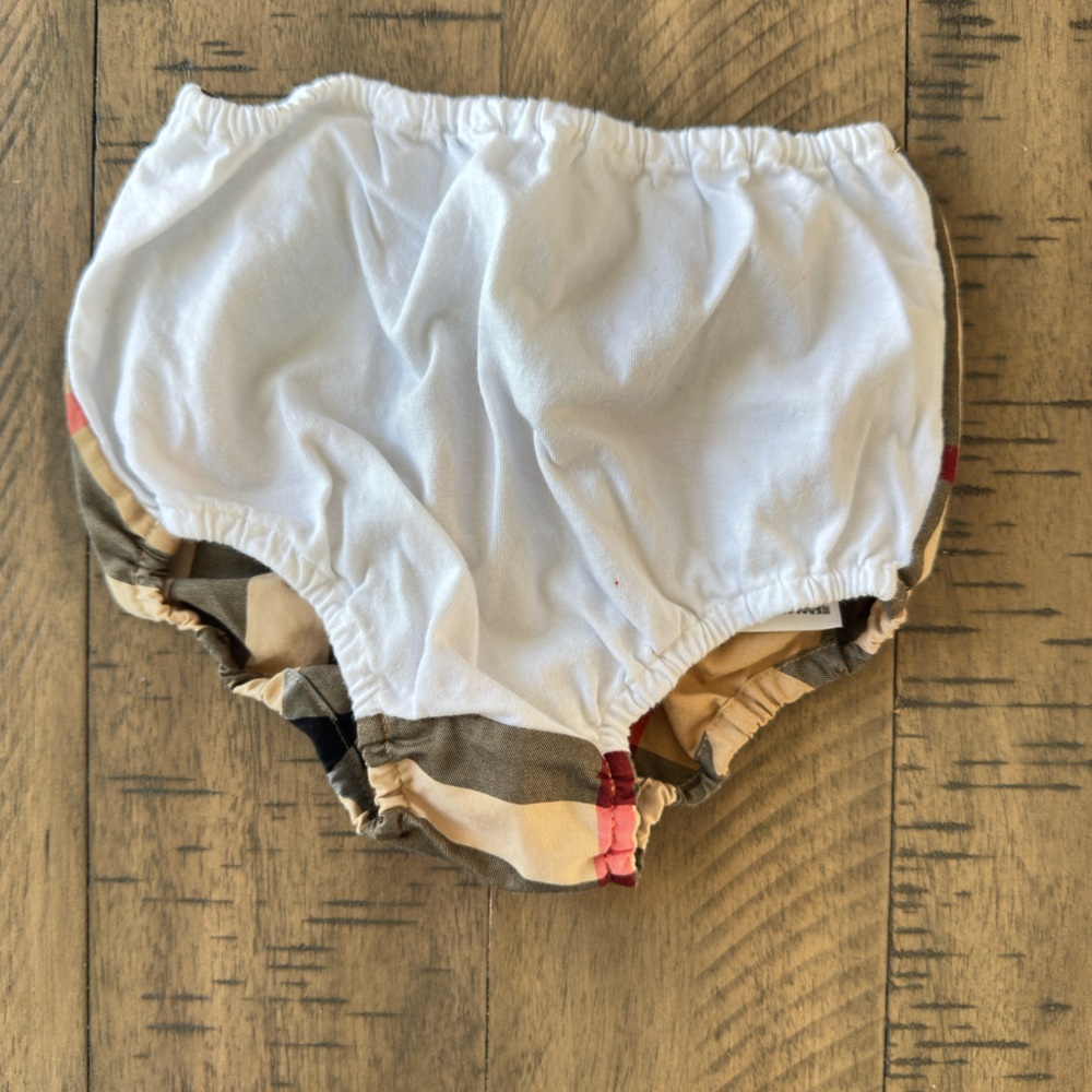 Burberry White and Tan Diaper Cover - Picture 4 of 9